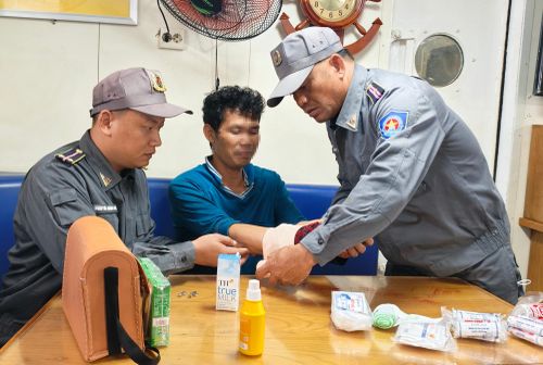  Tổ cứu thương tàu KN466 nhanh chóng cầm máu, cố định cánh tay bị gãy và hỗ trợ hồi sức cho nạn nhân 