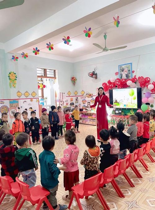Cô và trò Trường Mầm non Pải Lủng.