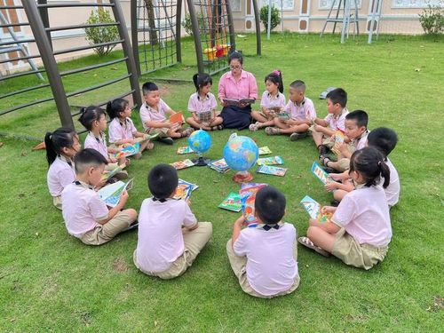 Học sinh Trường Tiểu học Cửa Nam (Nam Định, Ninh Bình) tham gia tiết học đọc sách ngoài trời.