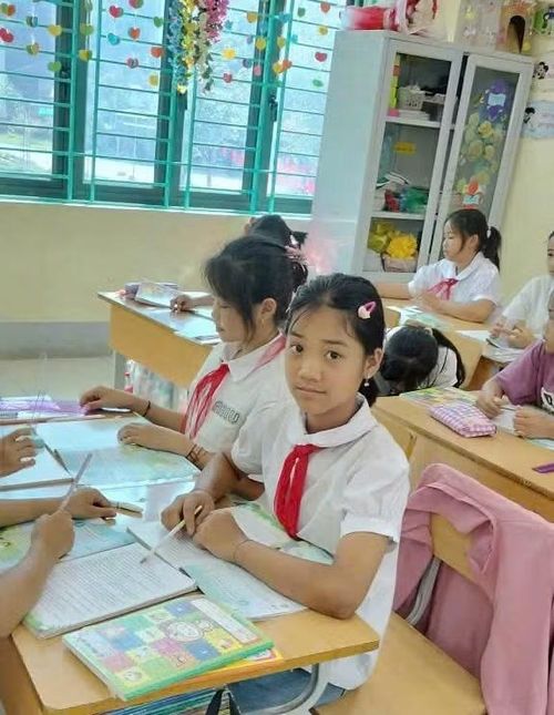 Em Bùi Thị Bảo Yến (do chị Dương Thanh Thủy nhận đỡ đầu) trong một buổi học trên lớp.