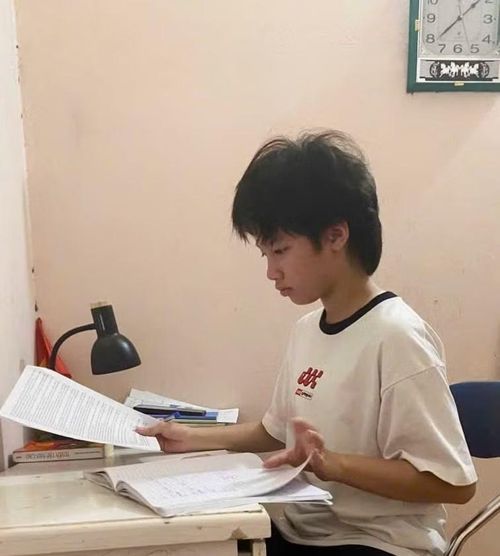 Trần Ngọc Hân, học sinh lớp 8A4, Trường THCS Trần Can tranh thủ ôn bài trong dịp hè.