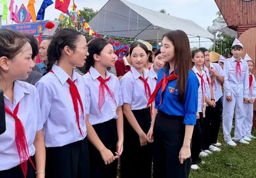 Bí thư Tỉnh Đoàn Thanh Hóa Lê Ngọc Ánh tham dự, trò chuyện với các đoàn viên, thanh niên tại Hội trại hè Yên Ninh.
