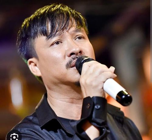 Ca sĩ Quang Lập từng nói anh hát vì đam mê không ý định trở thành ca sĩ hay thu lợi từ âm nhạc nhưng lại phải trả giá vì thu lợi bất chính từ âm nhạc
