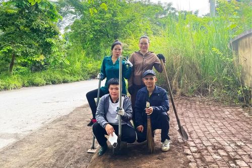 Anh Khánh (đội mũ) cùng nhóm chụp ảnh sau khi một đoạn đường đã được dọn dẹp xong. Ảnh: NVCC