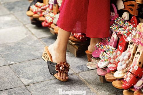 Tuy nhiên, những đôi guốc đi kèm thường không vừa chân và gây đau. "Khi biết có dịch vụ đóng guốc thủ công, mình quyết định mua một đôi để dùng lâu dài. Hàng làm riêng vừa chân nên đi thoải mái hơn rất nhiều", Tố Như cho biết.
