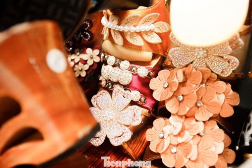 Mỗi đôi guốc có giá từ khoảng 200.000-400.000 đồng, tùy chiều cao đế và kiểu quai. Trong đó, các mẫu đế 3-5 cm có giá 220.000-250.000 đồng, còn guốc đế cao 7-10 cm dao động từ 280.000-400.000 đồng/đôi.