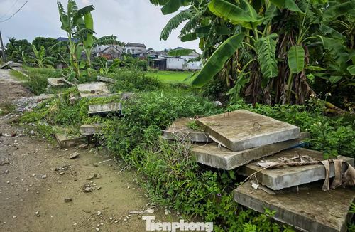 Nhiều tấm đan bê tông của hệ thống thoát nước được xếp ngổn ngang ven đường.