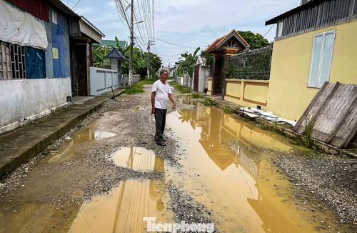 Ông M.V.P (trú thôn Liên Hào) cho biết: “Tuyến đường này thi công hơn 1 năm nhưng vẫn chưa hoàn thành, mặt đường mới được rải đá, nhiều đoạn gồ ghề, xuất hiện ổ gà, ổ voi. Những hôm nắng thì bụi, mưa xuống lại đọng nước, lầy lội, ảnh hưởng rất lớn đến cuộc sống của người dân. Chúng tôi mong muốn đơn vị thi công đẩy nhanh tiến độ, sớm hoàn thiện tuyến đường và hệ thống thoát nước để việc đi lại, sinh hoạt của người dân được thuận lợi, an toàn hơn”.