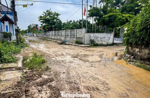 Sau mưa, nhiều vị trí bị ngập cục bộ, có đoạn lầy lội bùn đất lẫn đá dăm, khiến việc đi lại của người dân gặp nhiều khó khăn.