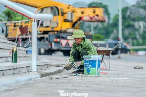 Ghi nhận của PV Báo Tiền Phong, công nhân tranh thủ buổi sáng sớm để bắt tay vào công việc. Vào lúc 8h sáng, nhiệt độ đo được ngoài trời khu vực Quảng trường 30 tháng 10 (phường Hạ Long) vào khoảng 35 - 36oC, nhưng cảm giác thực tế như chạm mốc 38oC do sức nóng phản xạ từ các công trình bê tông.