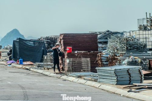 Nước uống trở thành "vật ly thân" của các công nhân. Giữa thời tiết oi nắng, người lao động phải liên tục bù nước và điện giải để tránh bị kiệt sức hoặc sốc nhiệt.