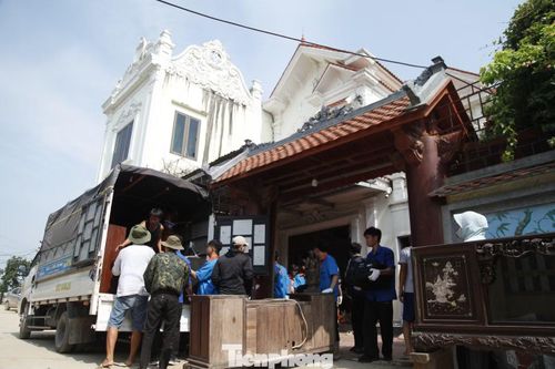Người dân di chuyển đồ đạc đến nơi tạm cư.