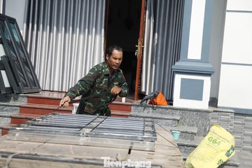 Một ngôi nhà tầng trong thôn Tân Lãng đang di chuyển đồ đạc để tháo dỡ, nhường đất cho dự án sân bay Gia Bình.