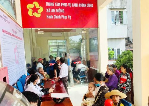 Người dân làm thủ tục tại Trung tâm phục vụ hành chính công xã An Nông, Thanh Hóa.