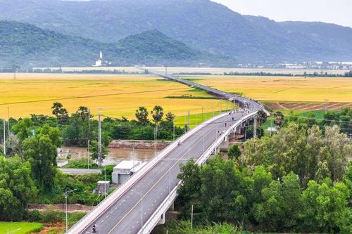Đặc biệt, vào những ngày mây hạ thấp, giăng ngang sườn núi, từ tuyến đường nhìn về phía trước dãy núi, con đường như kéo dài vào những tầng mây. Chính vẻ đẹp không sắp đặt ấy đưa tuyến tránh Tri Tôn trở thành điểm check-in mới của nhiều người