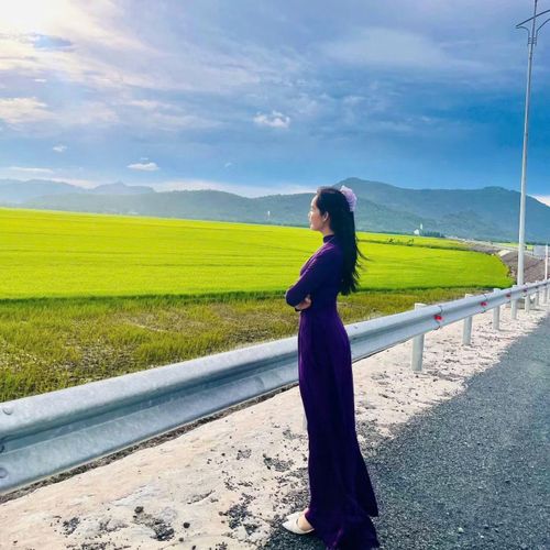 Không cần phông nền cầu kỳ, chỉ một góc đường cong, cánh đồng rộng mở và những ngọn núi phía xa cũng đủ tạo nên những bức ảnh mang dấu ấn riêng.