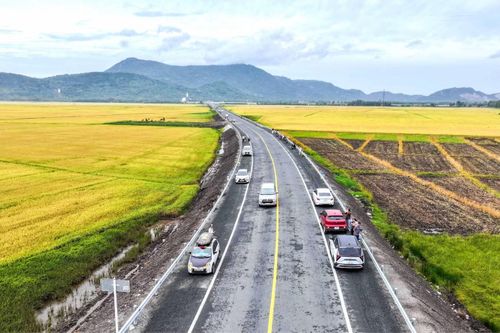 Đặc biệt, vào mùa lúa chín, sắc vàng trải rộng hai bên đường làm cho cảnh sắc càng thêm nổi bật, tuyến đường như một nét vẽ trên bức tranh sơn thủy.