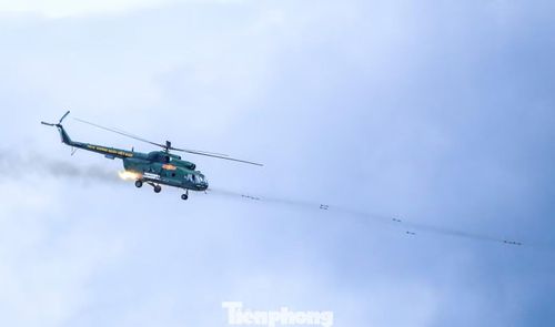 Trực thăng công kích mục tiêu. (Ảnh: Trương Định)