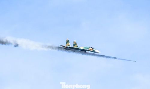 Các tiêm kích bắn rốc két vào mục tiêu mặt đất. (Ảnh: Trương Định)