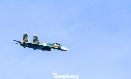 Máy bay Su-27 số hiệu 6004 tham gia diễn tập. (Ảnh: Trương Định)