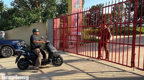 Cổng chùa Bầu hiện có lực lượng chức năng bảo vệ.