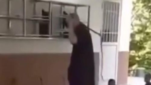 Nguyễn Thế Duy dùng roi đánh các cháu bé. Ảnh: Cắt từ video.