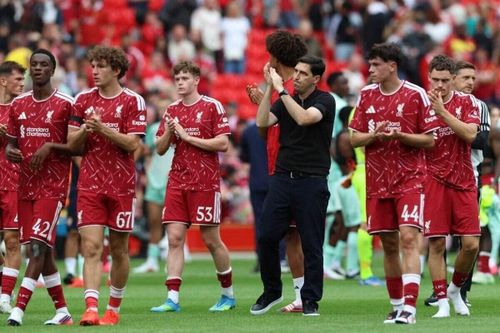 Nhà sáng lập Amazon lần đầu rót tiền vào bóng đá, khi cùng một nhóm nhà đầu tư mua cổ phần Liverpool.