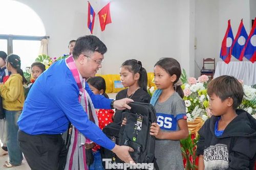 Tại huyện Lakhonpheng (tỉnh Salavan), đoàn tình nguyện đã giao lưu với địa phương, trao tặng 250 suất quà cho người dân và học sinh có hoàn cảnh khó khăn trên địa bàn.