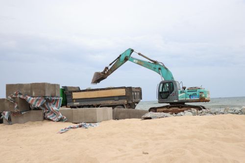 Lãnh đạo Ban Quản lý dự án cho biết, hiện công trường duy trì khoảng 50-70 công nhân cùng hơn 10 máy móc và thiết bị chuyên dụng.