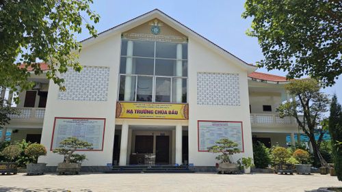 Chùa Bầu, còn gọi là Phật Quang Tự, nằm trên địa bàn phường Vĩnh Phúc, tỉnh Phú Thọ.