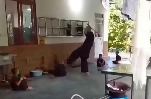 Mạng xã hội lan truyền đoạn video dài hơn 40 giây ghi lại cảnh một người đàn ông mặc trang phục màu nâu liên tiếp dùng roi đánh vào người một cháu nhỏ.