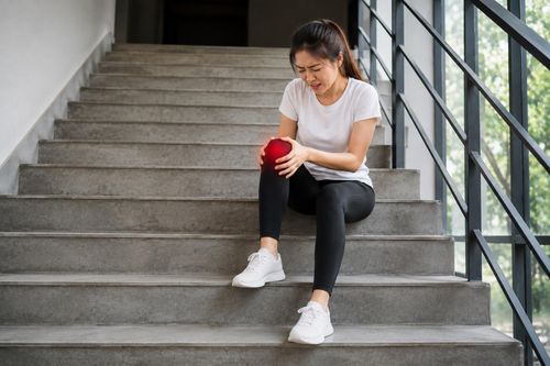 Đi bộ lên xuống cầu thang nhiều không phải là hoạt động có lợi cho đầu gối. Ảnh: AI