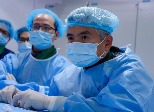 Bác sĩ can thiệp cho bệnh nhân. Ảnh: BSCC.