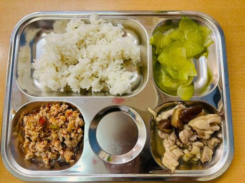 Bữa ăn cho học sinh tiểu học Hà Nội. Ảnh: PHCC