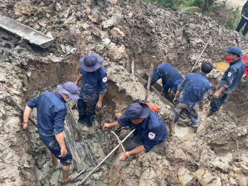 Đội K92 tìm kiếm hài cốt liệt sĩ tại xã Vĩnh Ty - Ảnh: Phương Vũ