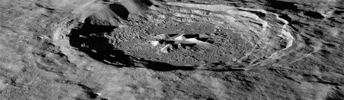 Hình ảnh miệng hố Hayn trên Mặt Trăng do tàu vũ trụ Lunar Reconnaissance Orbiter của NASA chụp lại. Băng nước có thể đang ẩn giấu sâu bên trong những miệng hố tương tự trên Mặt Trăng. Ảnh: NASA