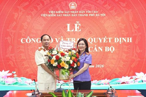 Đại diện lãnh đạo Phòng 12 chúc mừng đồng chí Đỗ Kiến Trúc.