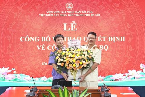 Đại diện lãnh đạo Phòng 9 chúc mừng đồng chí Nguyễn Trung Thành.