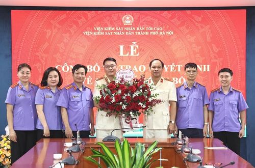 Tập thể Phòng 11 tặng hoa chúc mừng đồng chí Đỗ Kiến Trúc.