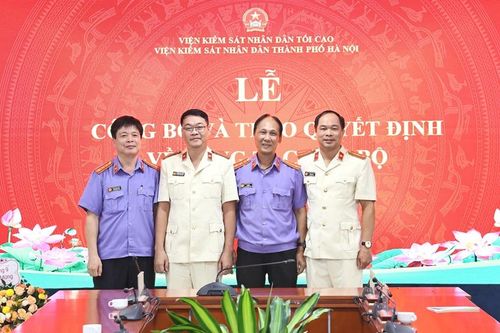 Đồng chí Hoàng Đình Thủy, Phó trưởng Phòng 9 (trái) và đồng chí Lê Thắng, Phó trưởng Phòng tổ chức cán bộ cùng hai đồng chí được điều động, bổ nhiệm tại buổi lễ.