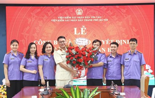 Tập thể Phòng 11 tặng hoa chúc mừng đồng chí Nguyễn Trung Thành.