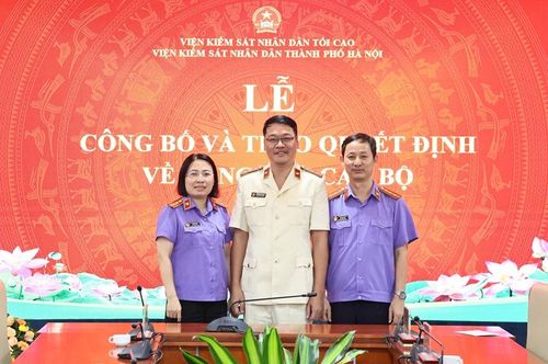 Hai đồng chí Phó trưởng Phòng 2 Lưu Thị Vinh và Vũ Văn Thế cùng đồng chí Nguyễn Trung Thành tại buổi lễ.