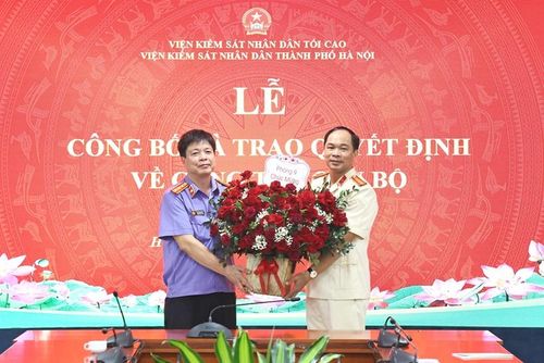 Đại diện lãnh đạo Phòng 9 chúc mừng đồng chí Đỗ Kiến Trúc.