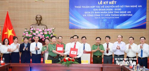 Chủ tịch UBND tỉnh Võ Trọng Hải và Thiếu tướng Trương Sơn Lâm - Chủ tịch Hội đồng thành viên Tổng Công ty Viễn thông MobiFone ký kết Thỏa thuận hợp tác về chuyển đổi số. Ảnh: Thành Duy