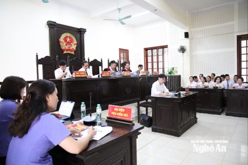 Hội đồng xét xử làm việc tại phiên tòa. Ảnh: Đ.C