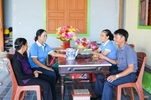 Để phong trào không bị ngắt quãng, cán bộ Chi hội Phụ nữ cùng lãnh đạo thôn Quan Nam thường xuyên quan tâm tuyên truyền vận động chị em "giữ lửa" phong trào chung.