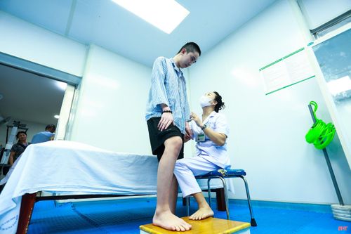 Em Trần Huy Hoàng tập các bài vật lý trị liệu theo yêu cầu của các kỹ thuật viên.