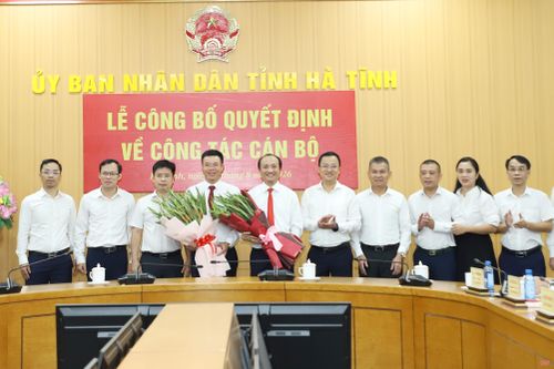 Lãnh đạo Ban Quản lý dự án đầu tư xây dựng công trình giao thông và phát triển đô thị tỉnh tặng hoa chúc mừng đồng chí Nguyễn Duy Đức và Nguyễn Danh Phong.
