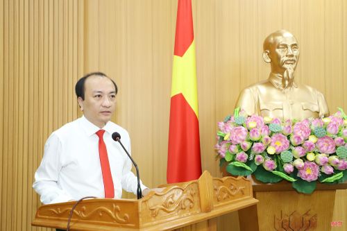 Tân Phó Chánh Văn phòng UBND tỉnh Nguyễn Duy Đức phát biểu nhận nhiệm vụ.