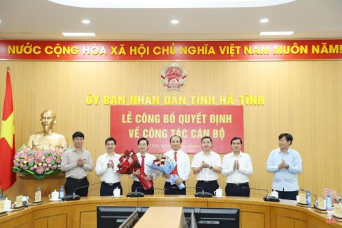Lãnh đạo Văn phòng UBND tỉnh tặng hoa chúc mừng đồng chí Trần Công Thành và đồng chí Nguyễn Duy Đức.